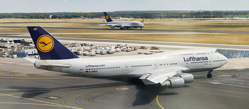 Angestellte Flugbegleiterin und erste Tätigkeitsstätte